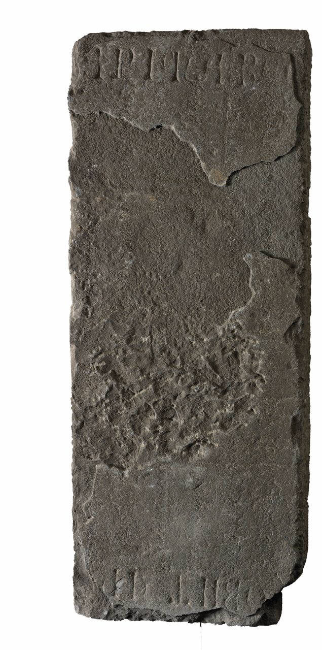 Lastra tombale con iscrizione di un "Magister" (lastra, parte di) di Lapicida - ambito lombardo (sec. XIV)