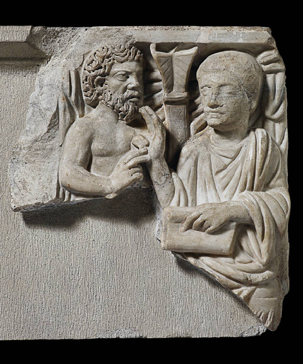 Sarcofago Cantoni: togato (sarcofago, fronte, frammenti di) di Scultore - ambito lombardo (sec. IV)