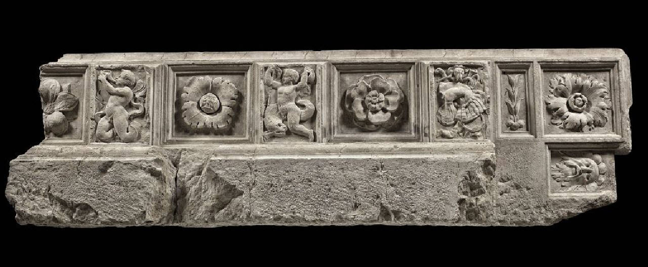 Cornice a gocciolatoio con mutili e lacunari con motici classici, parte di (cornice) di Scultore - ambito lombardo (primo quarto sec. XVI)