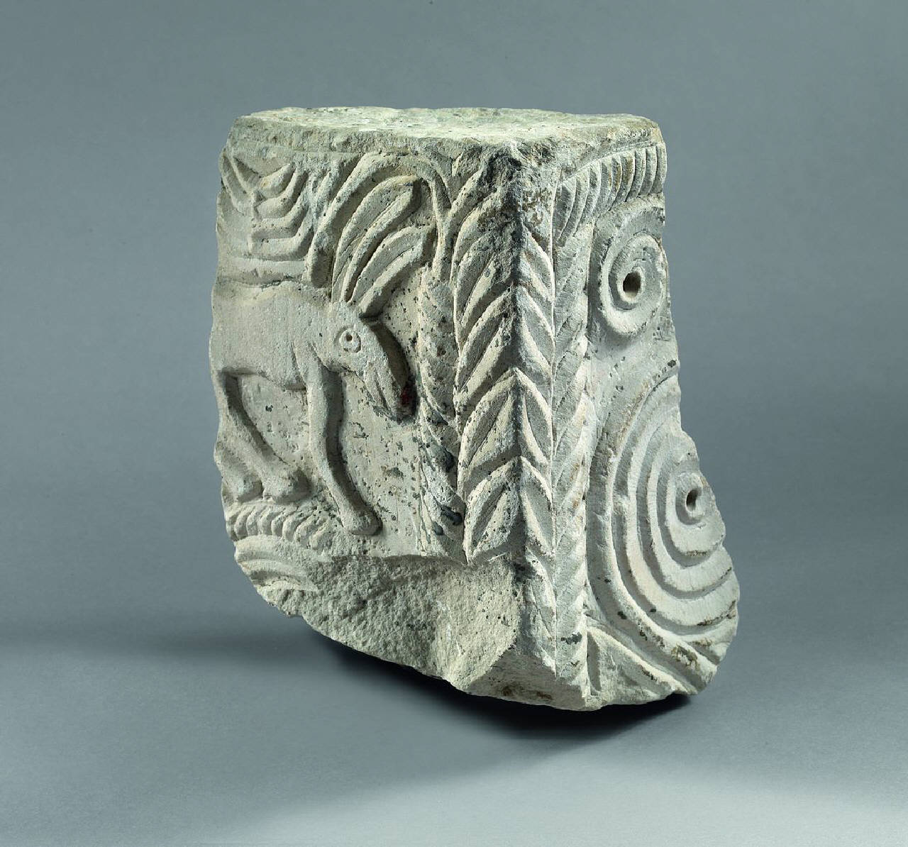 Frammento con quadrupede (pilastrino) di Scultore - ambito lombardo (prima metà sec. VIII)