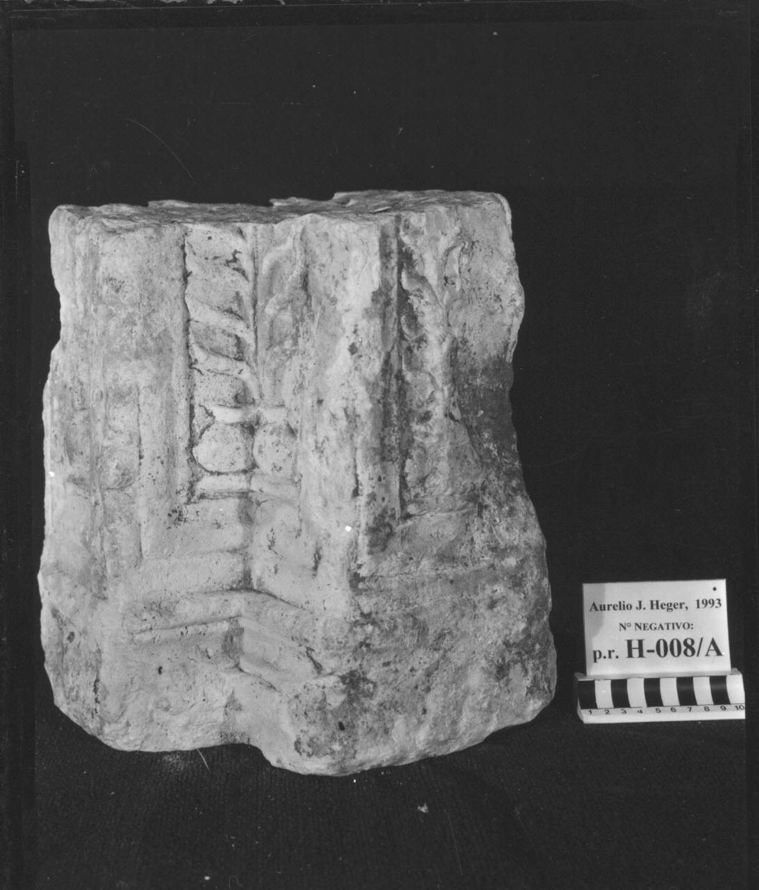 Parte inferiore di piccolo pilastro angolare (pilastrino, frammenti di) di Scultore - ambito lombardo (fine/inizio sec. XV)