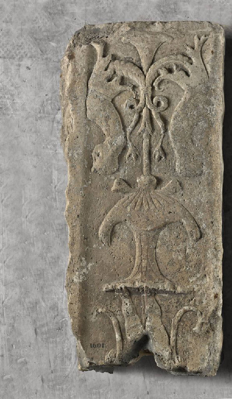 Pilastrino scolpito su una sola faccia, in due parti (pilastrino?, due parti di) di Scultore - ambito lombardo (seconda metà sec. XV)