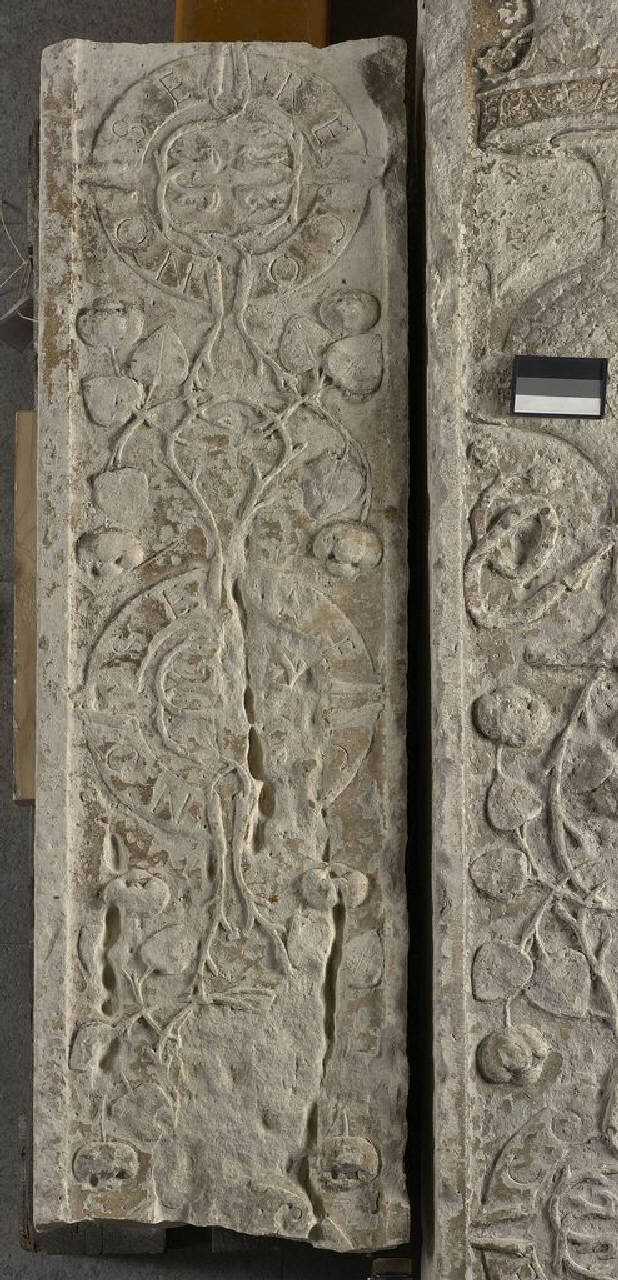 Portale con motto "conosere" in quindici parti (portale, in quindici parti) di Scultore - ambito lombardo (fine/inizio sec. XV)