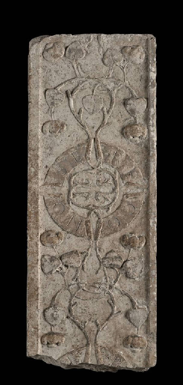 Portale con motto "conosere" in quindici parti (portale, in quindici parti) di Scultore - ambito lombardo (fine/inizio sec. XV)