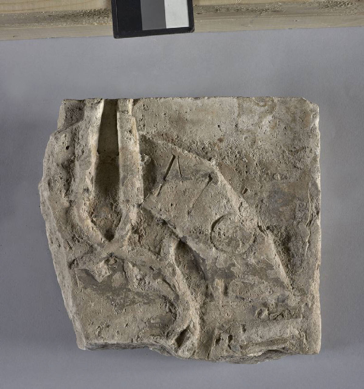 Portale con motto "conosere" in quindici parti (portale, in quindici parti) di Scultore - ambito lombardo (fine/inizio sec. XV)