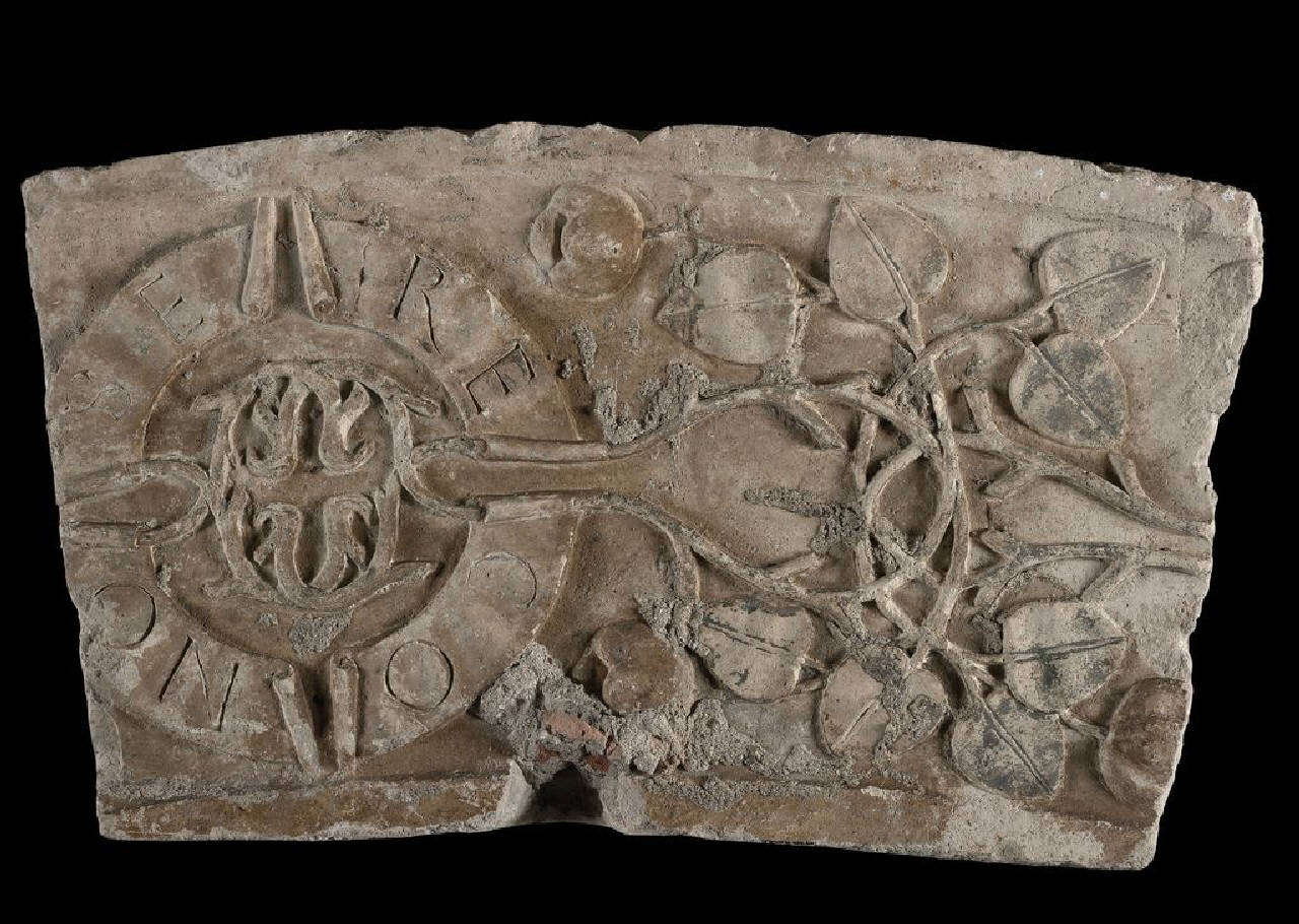 Portale con motto "conosere" in quindici parti (portale, in quindici parti) di Scultore - ambito lombardo (fine/inizio sec. XV)