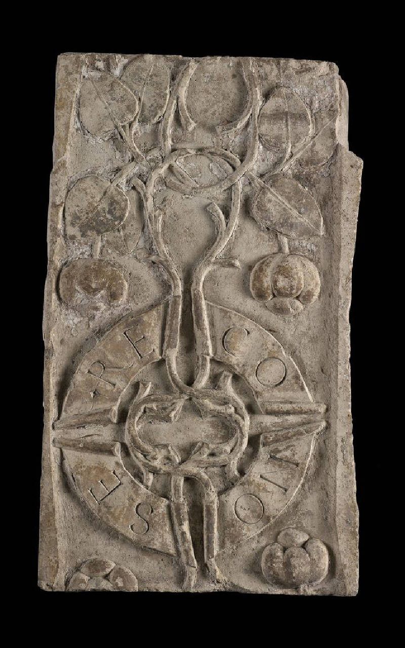 Portale con motto "conosere" in quindici parti (portale, in quindici parti) di Scultore - ambito lombardo (fine/inizio sec. XV)