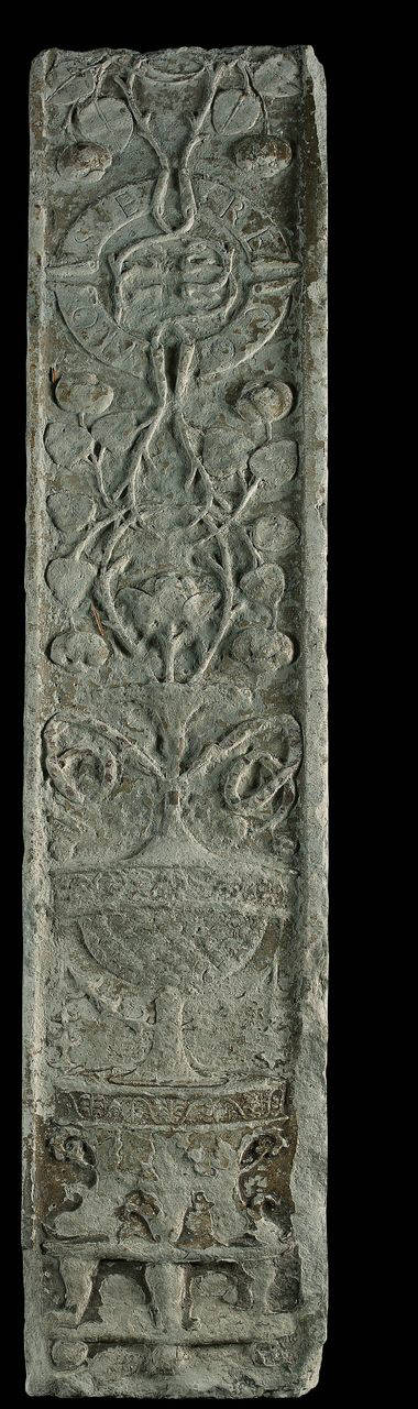 Portale con motto "conosere" in quindici parti (portale, in quindici parti) di Scultore - ambito lombardo (fine/inizio sec. XV)