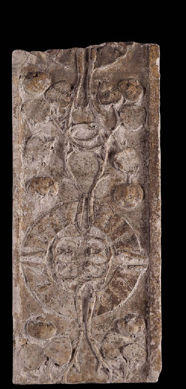 Portale con motto "conosere" in quindici parti (portale, in quindici parti) di Scultore - ambito lombardo (fine/inizio sec. XV)