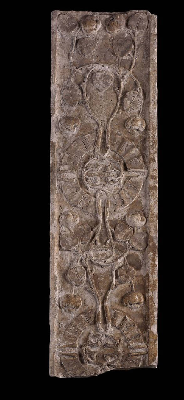 Portale con motto "conosere" in quindici parti (portale, in quindici parti) di Scultore - ambito lombardo (fine/inizio sec. XV)