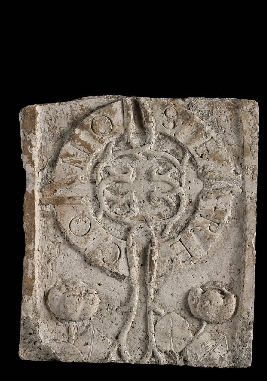 Portale con motto "conosere" in quindici parti (portale, in quindici parti) di Scultore - ambito lombardo (fine/inizio sec. XV)