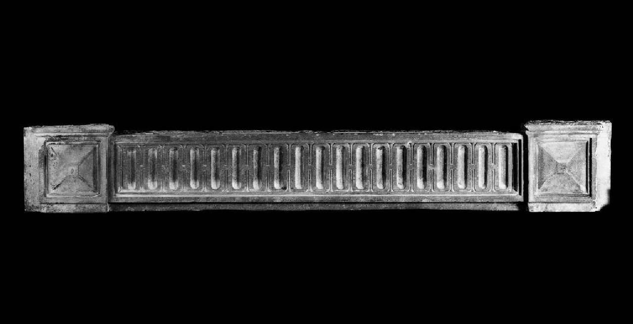 Frammenti del portale da vicolo Sant' Aquilino (portale, frammenti di) di Scultore - ambito lombardo (seconda metà sec. XVI)