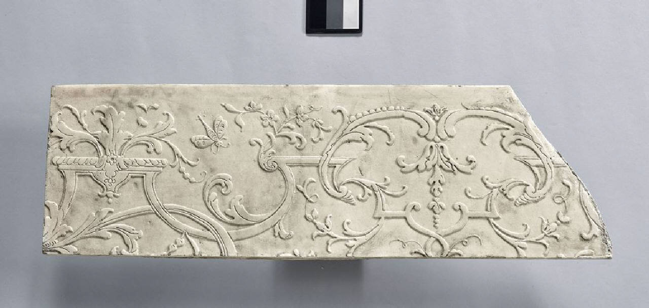 Lastra decorata con elementi rocaille e libellula in due parti contigue (lastra, stiacciato) di Scultore - ambito lombardo (fine/inizio sec. XVIII)