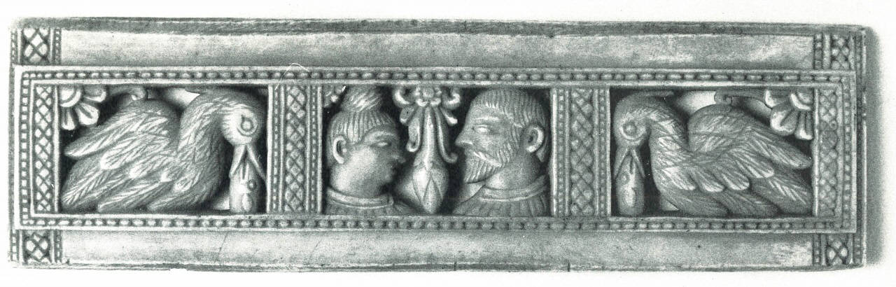 due figure affrontate, uccello che tiene nel becco un pesce (pettine) - bottega dell'Italia Settentrionale (sec. XVI)
