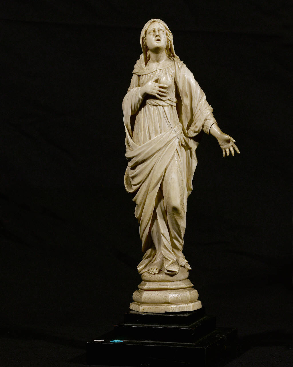 Maria dolente ai piedi della croce (statuetta devozionale) - bottega lombarda (secc. XVI/ XVII)