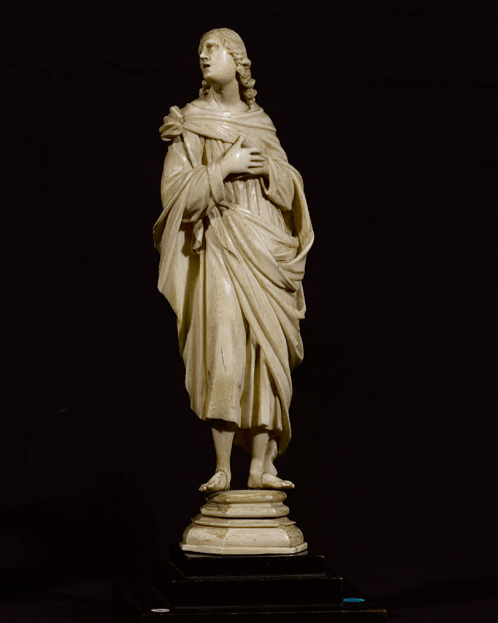 San Giovanni dolente ai piedi della croce (statuetta devozionale) - bottega lombarda (secc. XVI/ XVII)