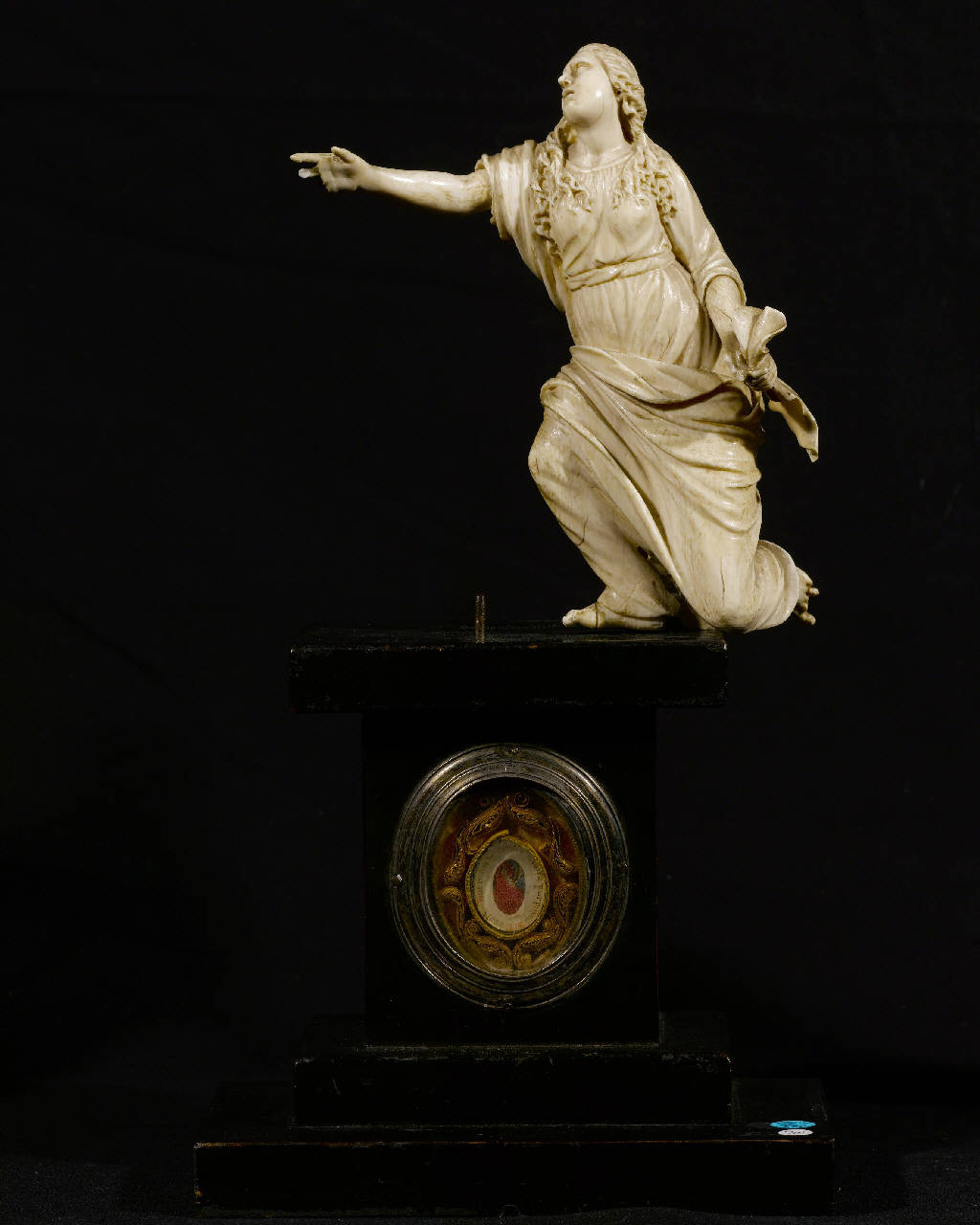 Maria Maddalena dolente ai piedi della croce (statuetta devozionale) - bottega lombarda (secc. XVI/ XVII)
