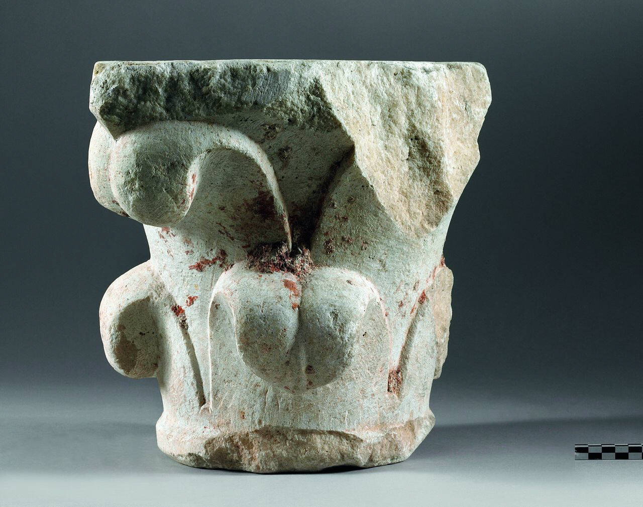 Capitello a doppio ordine di foglie d'acqua (capitello) di Scultore - ambito lombardo (metà sec. XIII)