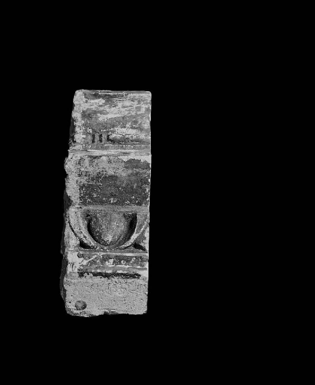 Frammento di cornice a ovoli, perline e fusarole (cornice, frammento di) di Scultore - ambito lombardo (fine/inizio sec. XV)