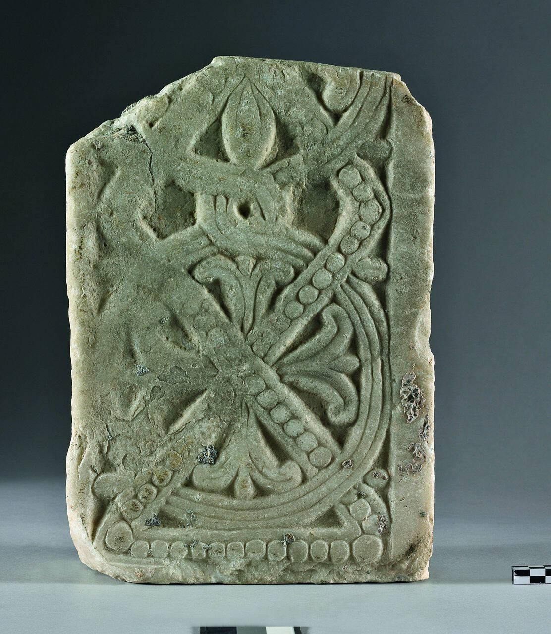 Pilastrino con nastri trisolcsati e con perle formanti losanghe e cerchi (pilastrino, parte di) di Scultore - ambito lombardo (sec. VIII)