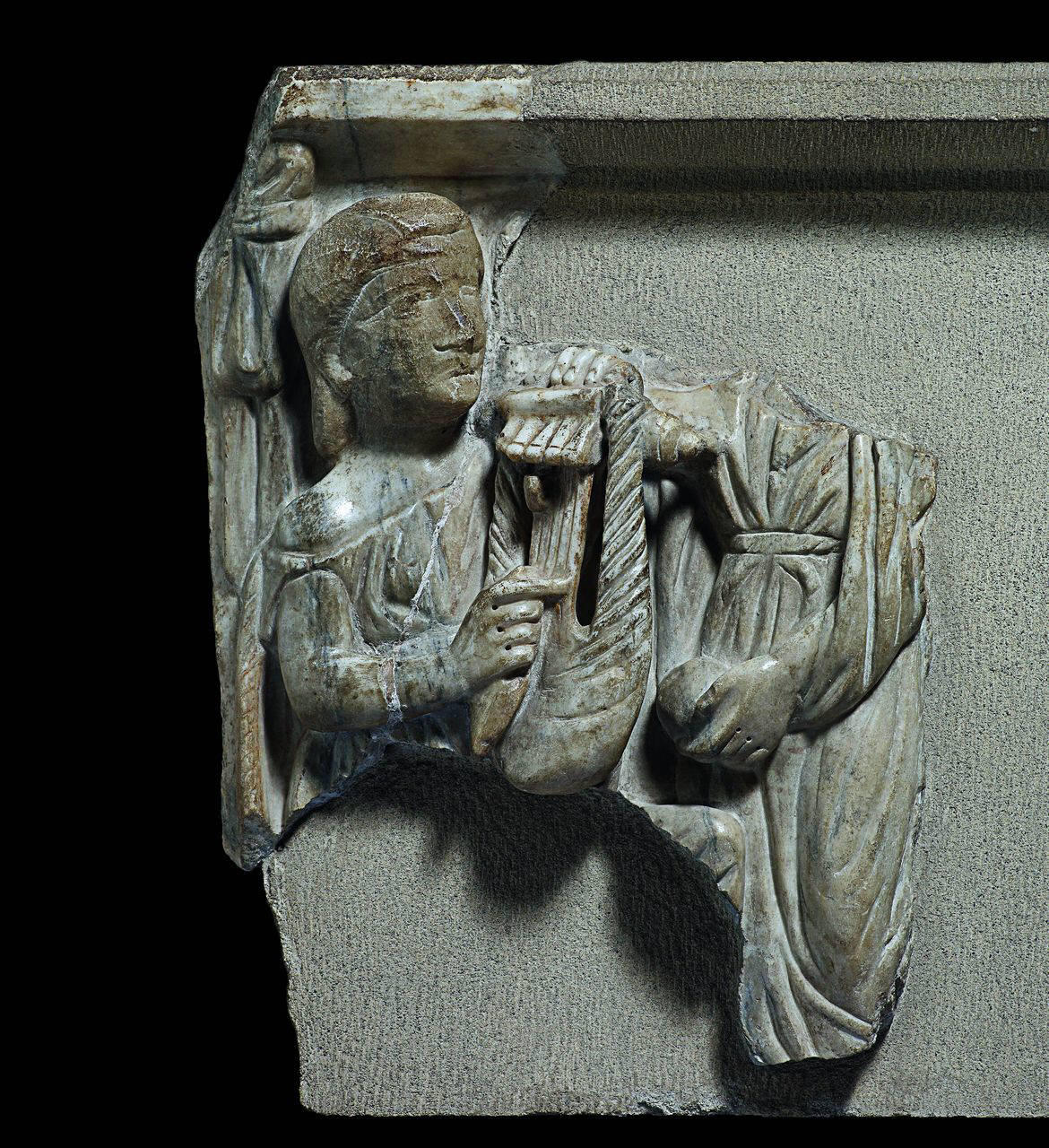 Sarcofago Cantoni: togato (sarcofago, fronte, frammenti di) di Scultore - ambito lombardo (sec. IV)