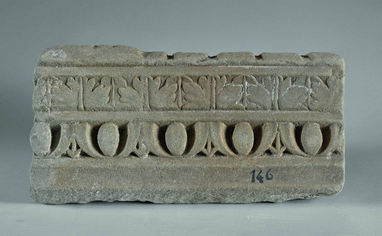 Frammento di cornicione a ovoli, palmette e dentelli (elemento architettonico, frammento di) di Scultore - ambito lombardo (sec. XVI)