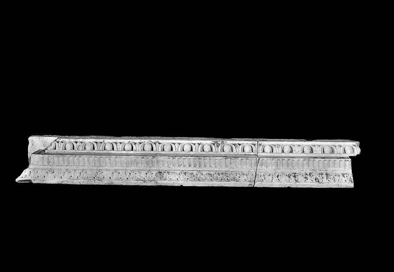 Cornice in due parti decorata con ovoli, baccellatura e palmette (cornice, in due parti) di Scultore - ambito lombardo (sec. XVI)