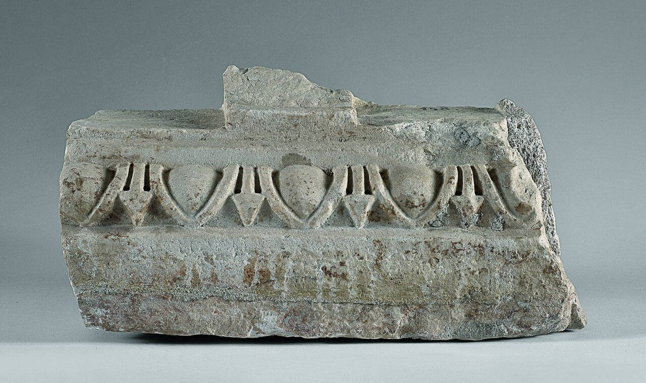 Cornice a kyoma, parte di tre elementi (cornice, frammento di) di Scultore - ambito lombardo (fine sec. III)