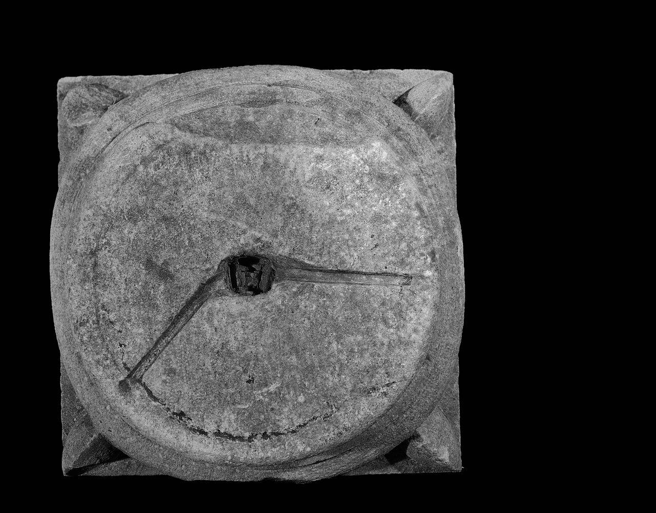 Base di colonna con unghie (base di colonna) di Scultore - ambito lombardo (fine/inizio sec. XIV)