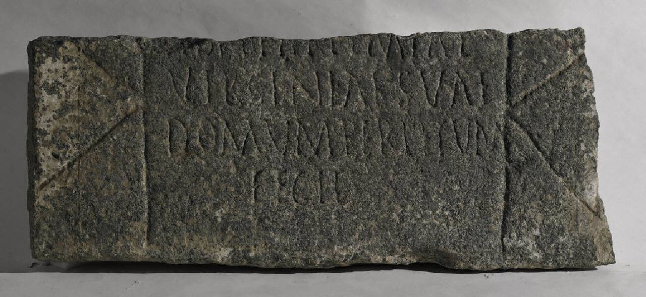 Epigrafe dei coniugi Artemia e [Principius] (lastra, parte di) di Lapicida - ambito lombardo (fine/inizio sec. IV)