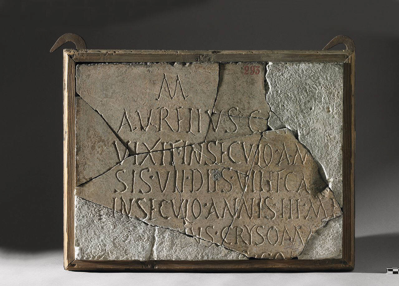 Epigrafe di Aurelius Gau(dentius) e di (Aure)lius Crysoma( ) (lastra) di Lapicida - ambito lombardo (fine/inizio sec. IV)