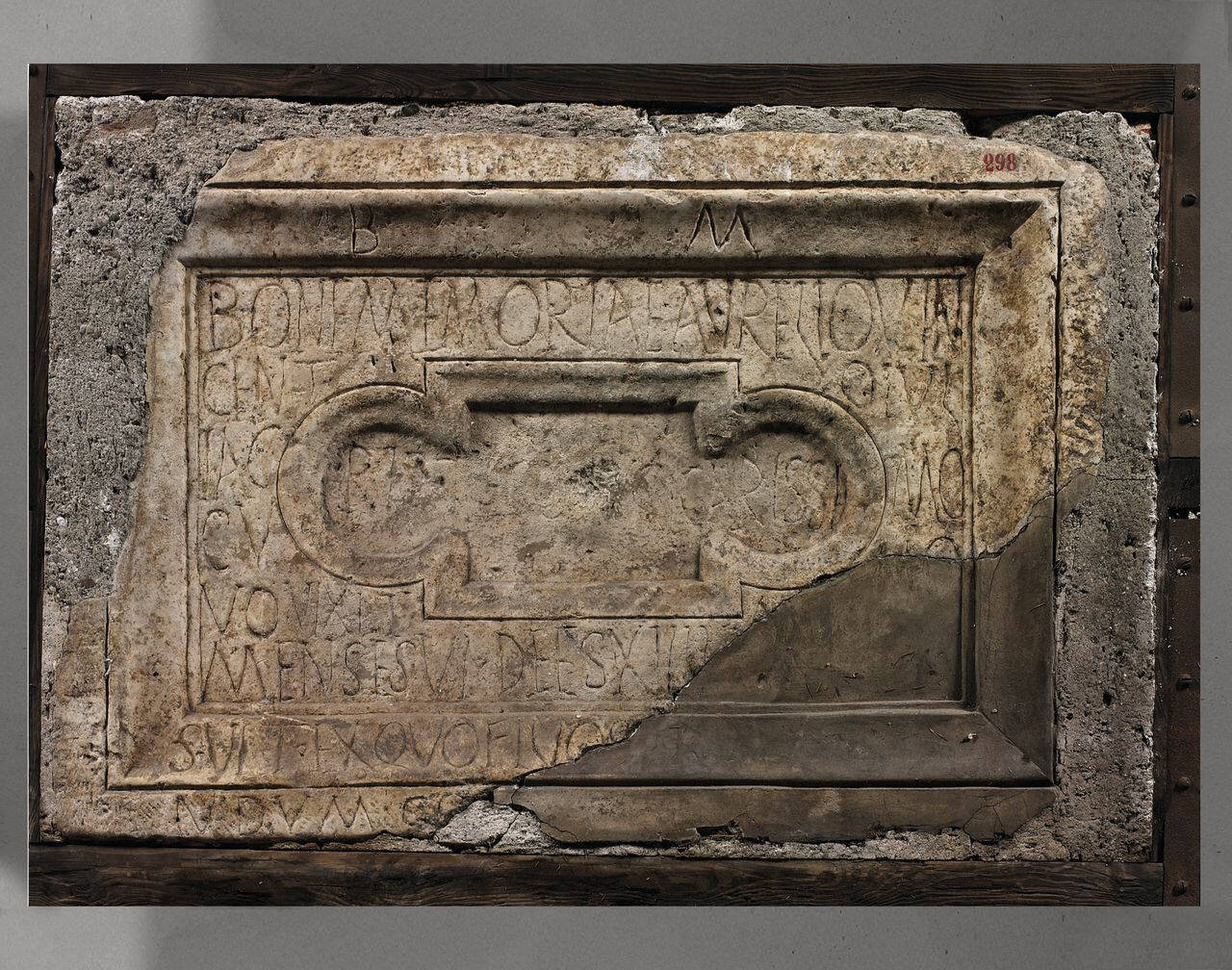 Mensa funeriaria con epigrafe di Aurelius Vincentius (lastra) di Scultore - ambito lombardo (fine/inizio sec. IV)