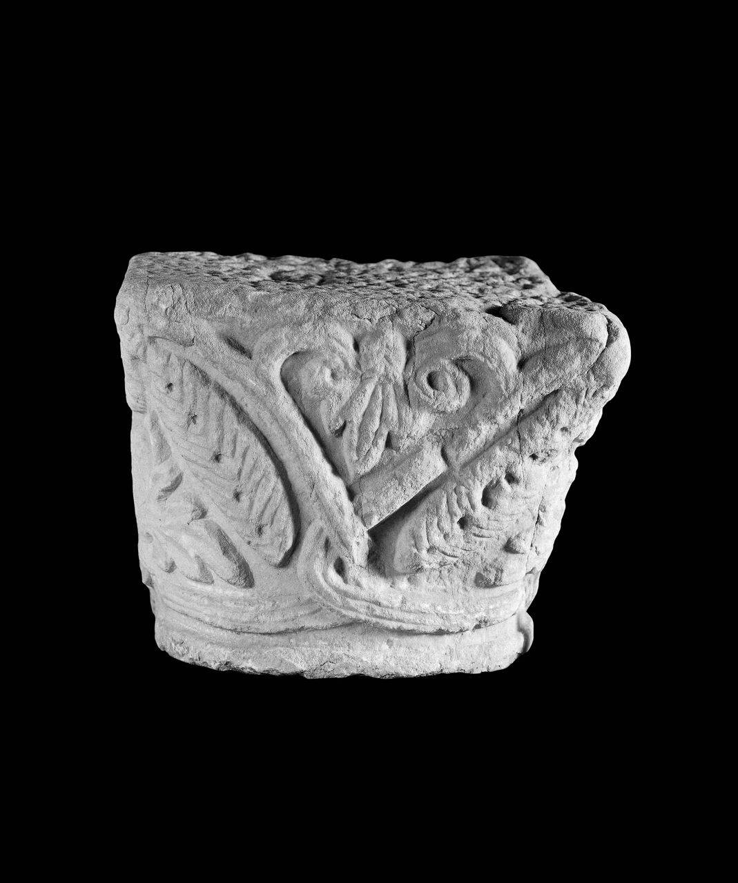 Capitello frammentario (capitello, frammento di) di Scultore - ambito lombardo (fine/inizio sec. XI)