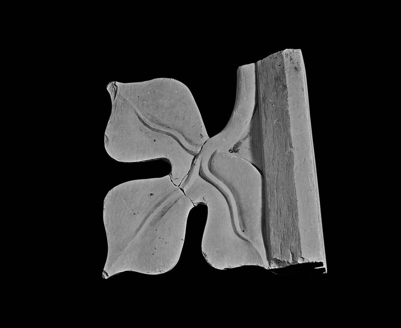 Foglia trilobata (fastigio, elemento di) di Scultore - ambito lombardo (seconda metà sec. XIV)