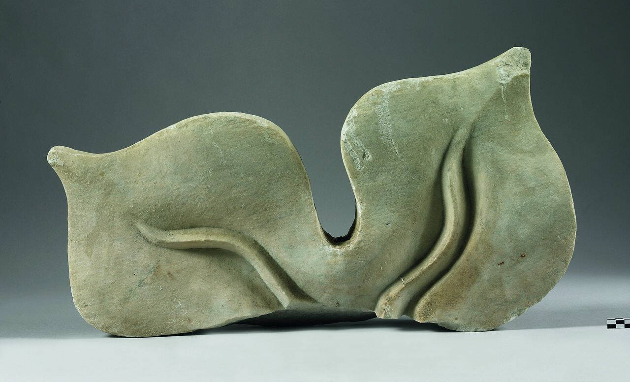 Foglia trilobata in due parti (fastigio, elemento di) di Scultore - ambito lombardo (seconda metà sec. XIV)