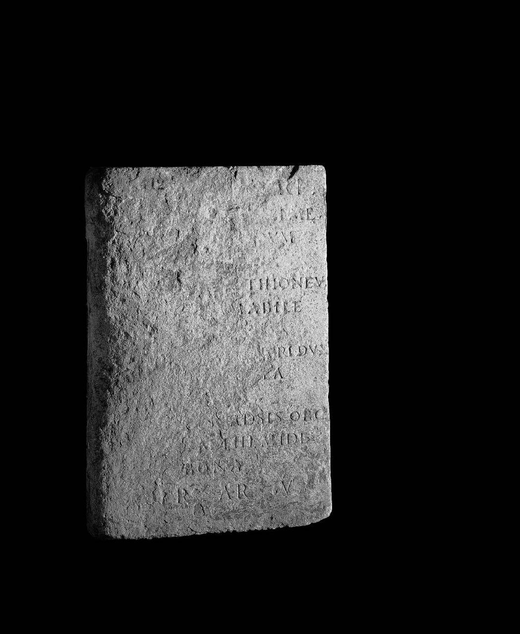 Plinto con iscrizione al padre Libero da casa Rabia (Rubia) (plinto) di Lapicida - ambito lombardo (primo quarto sec. XVI)