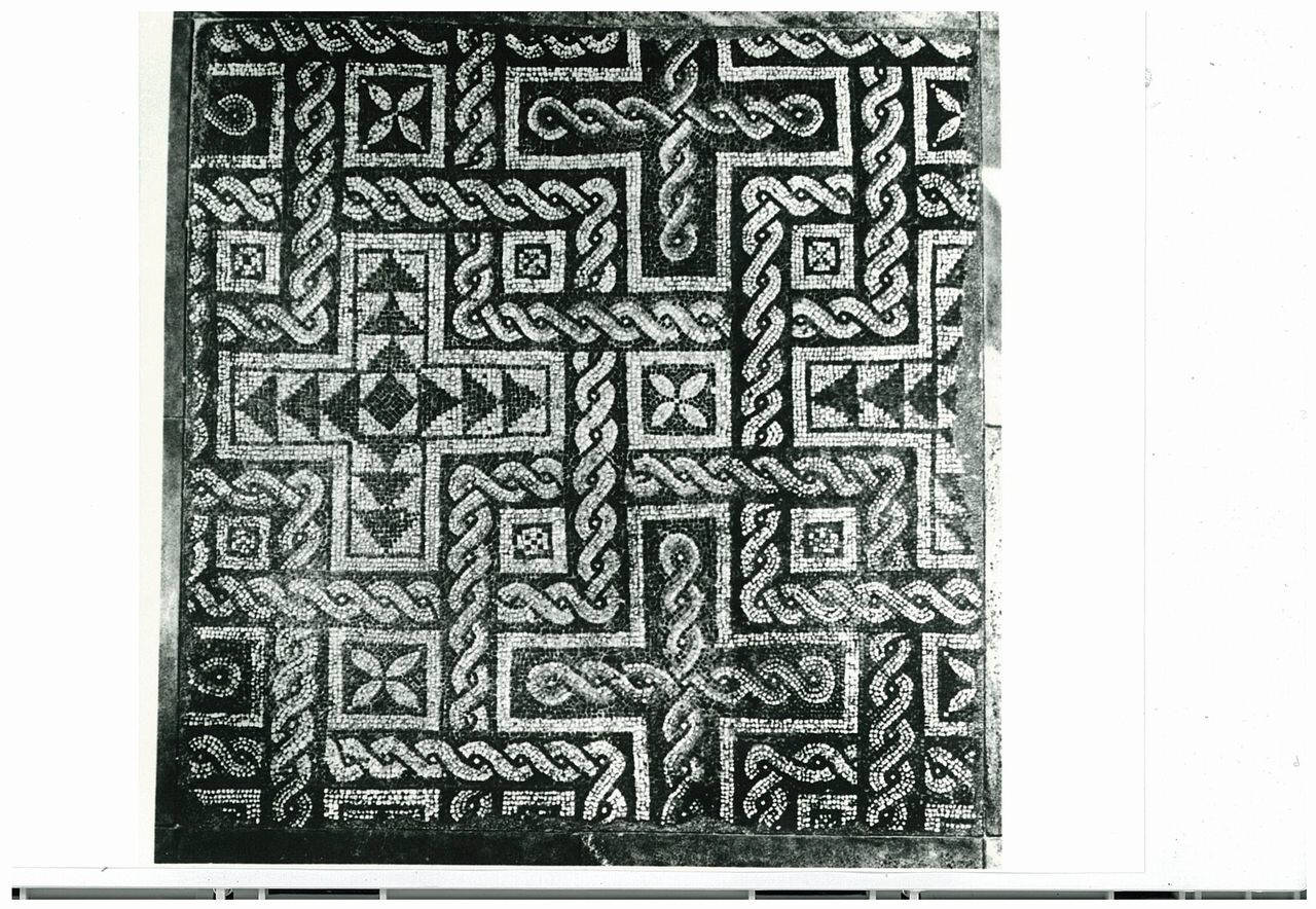 Pavimento a fasce geometriche (mosaico) di Mosaicista - ambito lombardo (sec. IV)