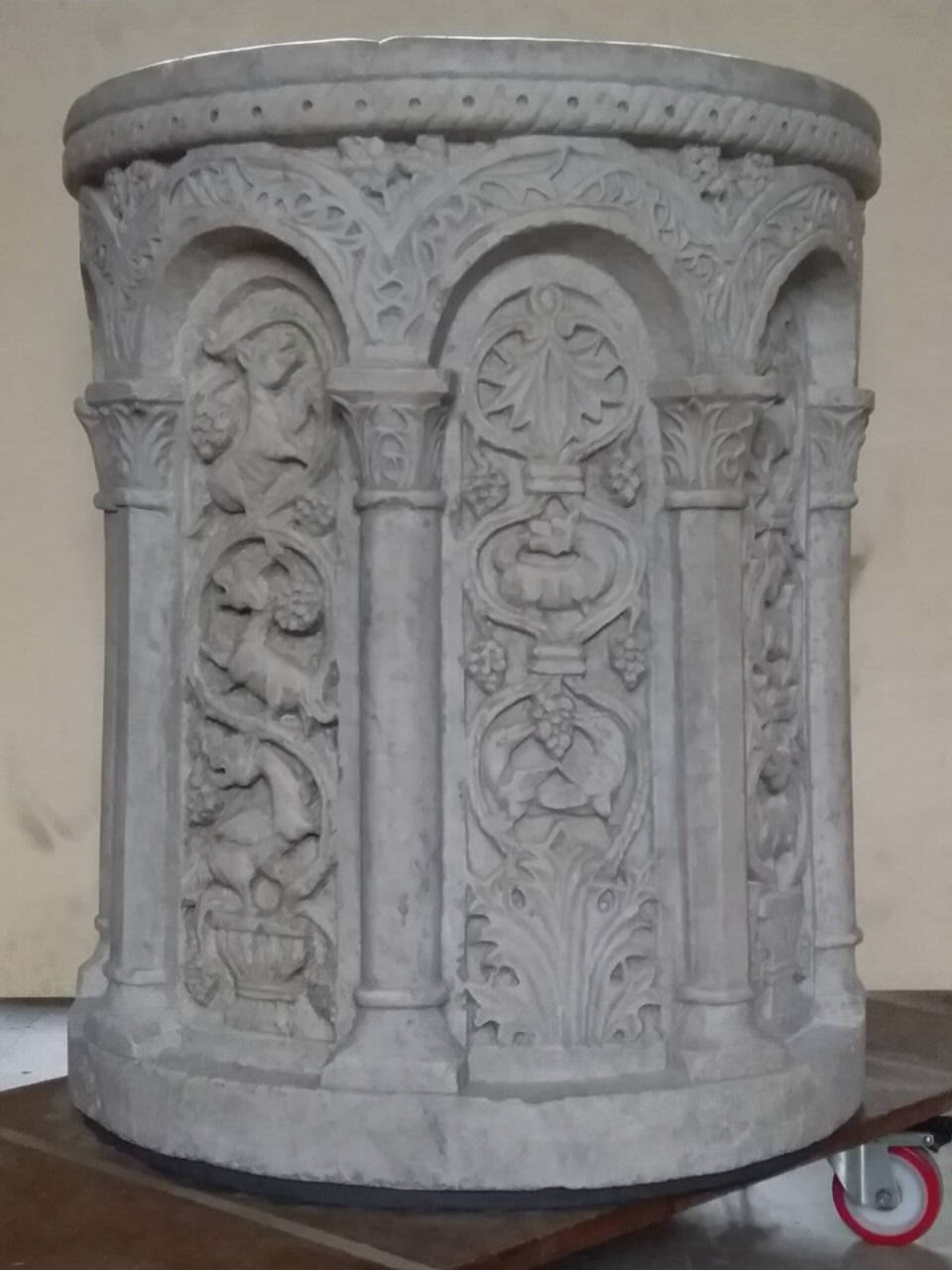 Vera da pozzo con campiture vegetali entro struttura a semicolonne e archi (vera da pozzo) di Scultore - ambito veneto (prima metà sec. XII)