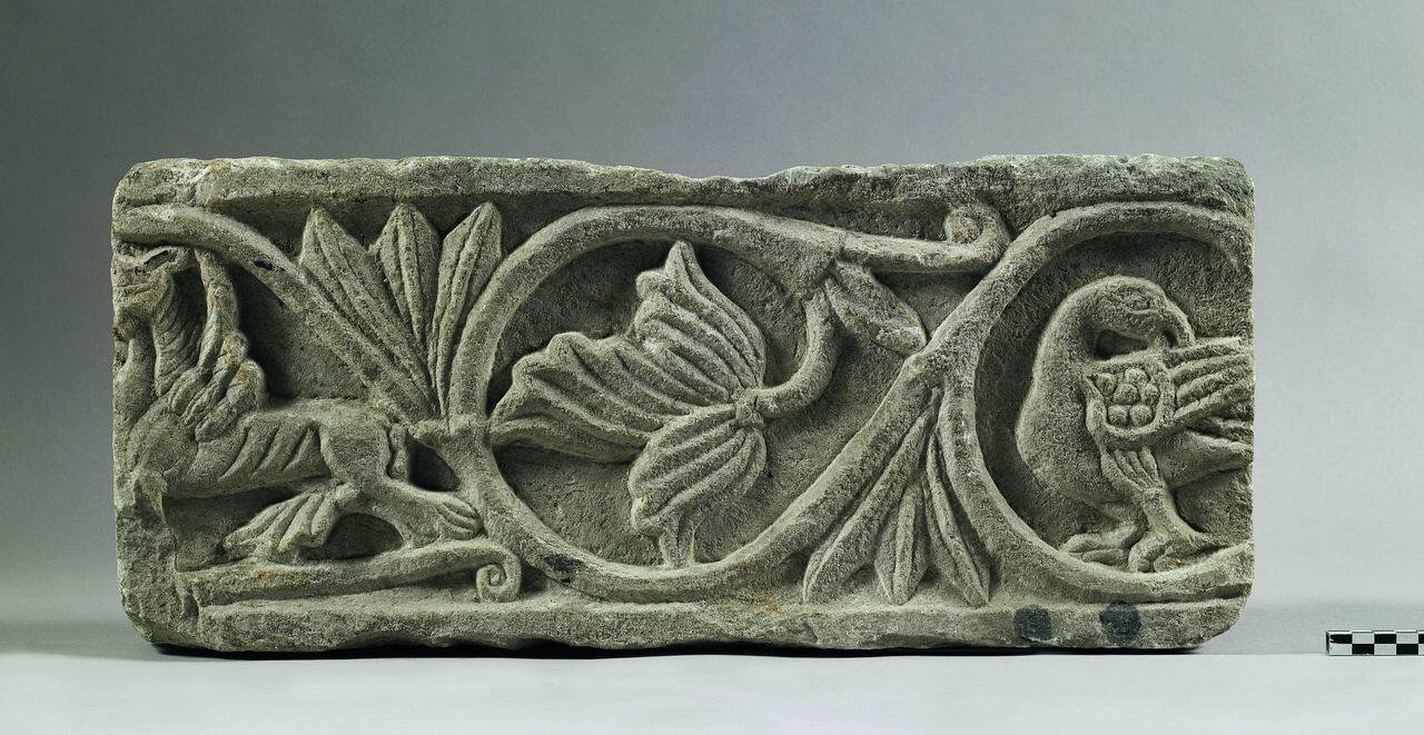 Cornice con girale animato da grifone, palmetta e uccello (cornice (?), parte di) di Scultore - ambito veneto (fine/ inizio sec. XI)