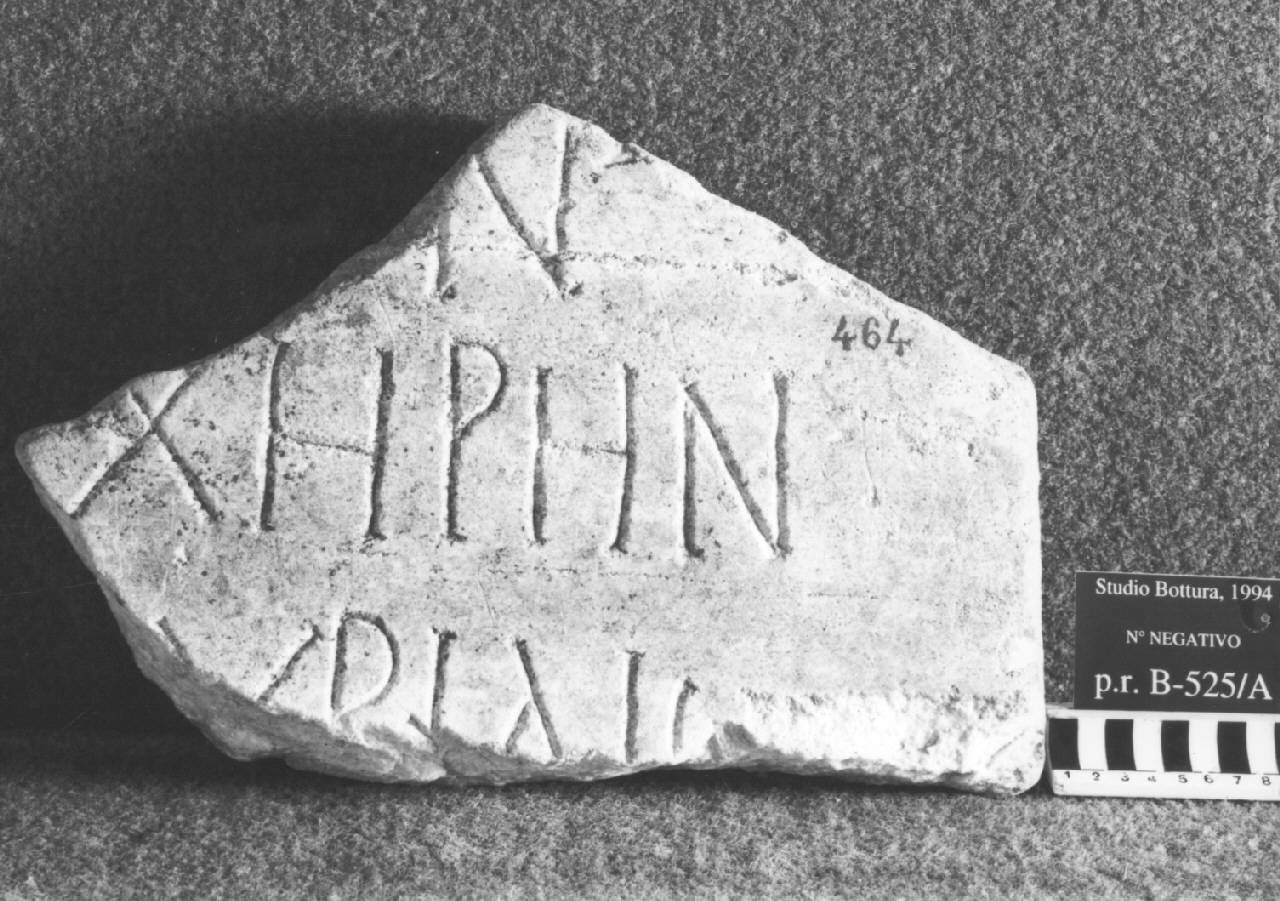 Iscrizione riferita ad una vedova (lastra, frammento di) di Lapicida - ambito lombardo (fine/ inizio sec. V)