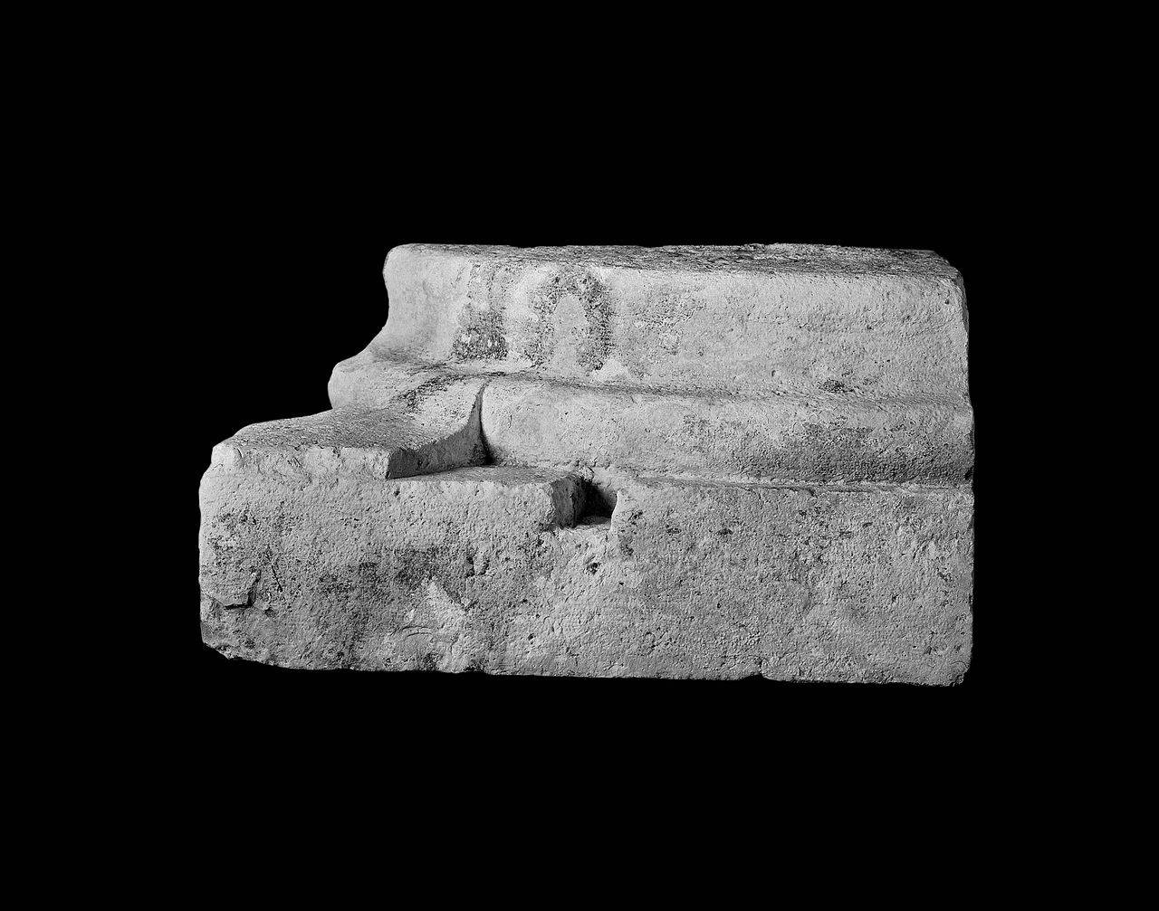 Base di semi colonna (base di colonna?, parte di) di Scultore - ambito lombardo (sec. XIII)