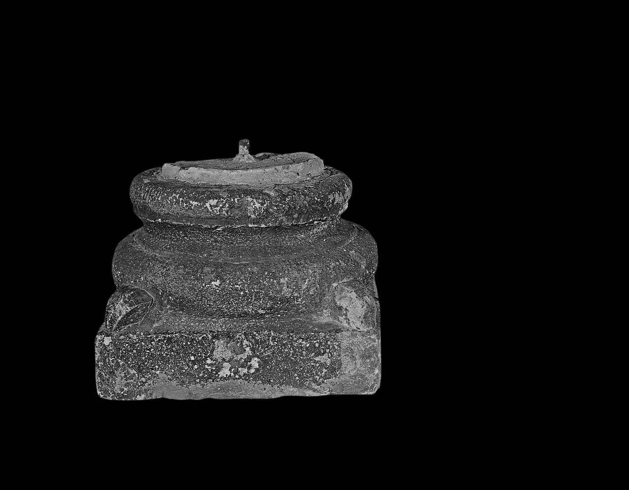 Base di colonna (base di colonna) di Scultore - ambito lombardo (fine-prima metà sec. XIII sec. XII)