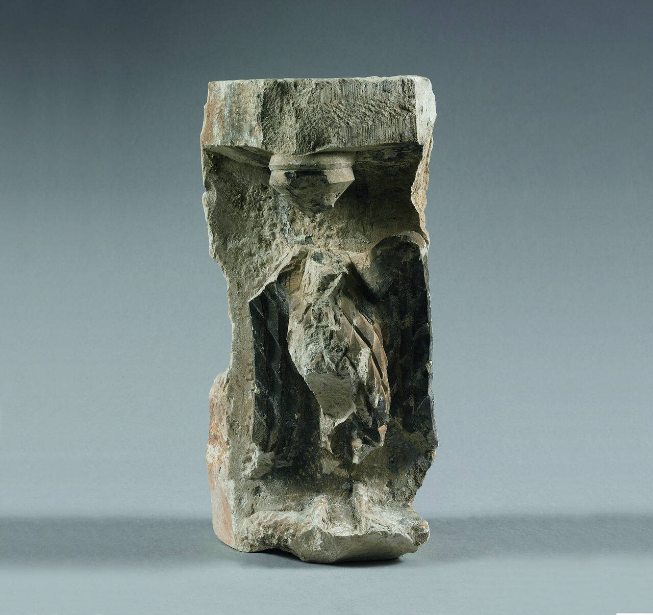 Capitello angolare con aquila frammentaria (capitello) di Scultore - ambito lombardo (fine/inizio sec. XII)