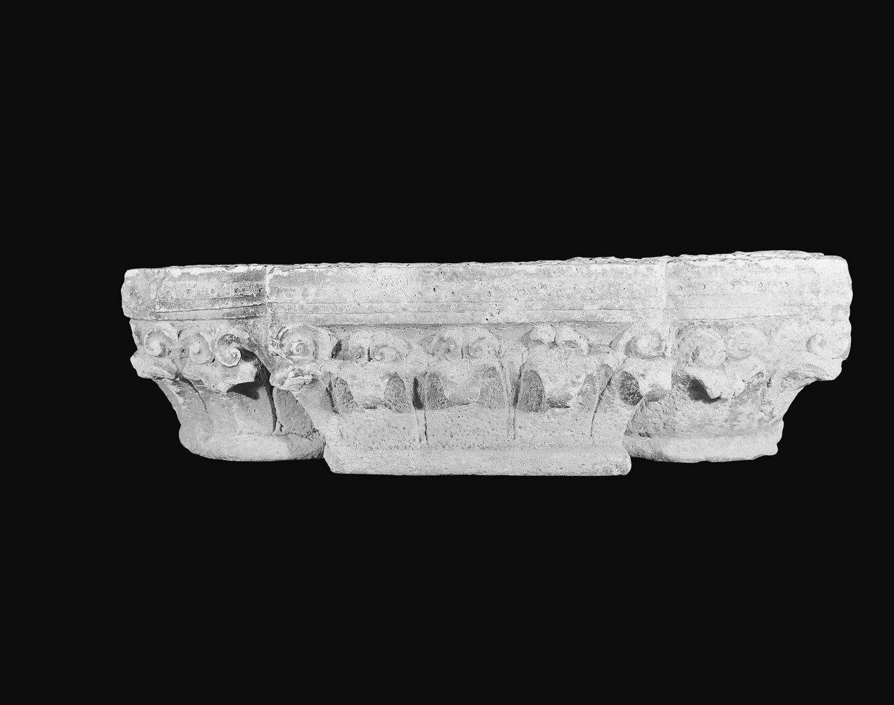 Capitello composito a un ordine di foglie d'acqua (capitello) di Scultore - ambito lombardo (fine-prima metà sec. XIII sec. XII)