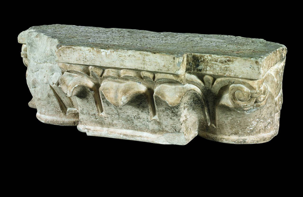 Capitello di pilastro composito reimpiegato da un'epigrafe classica (capitello di pilastro composito, reimpiegato) di Scultore - ambito lombardo (fine/ inizio sec. XII)