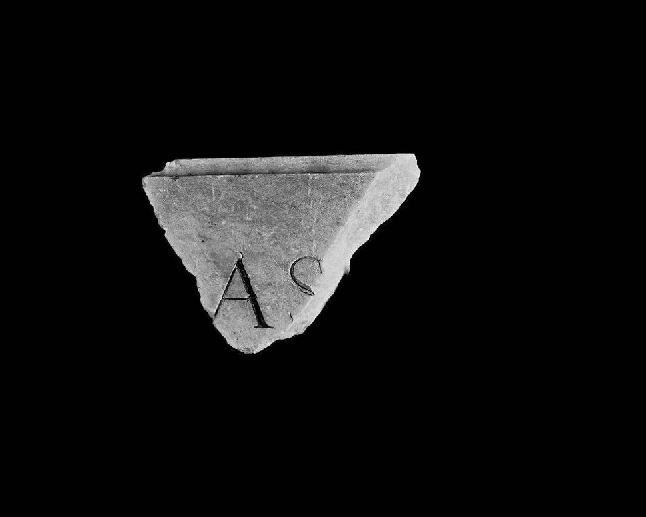 Lapide frammentaria con lettere "...AS..." (lastra, frammento di) di Lapicida - ambito lombardo (sec. XVI)