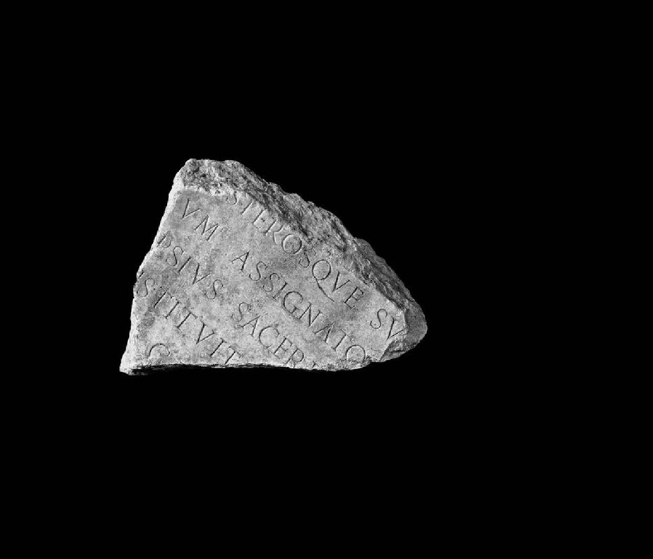Iscrizione frammentaria con lemma "ASSIGNATO" (lastra, frammento di) di Lapicida - ambito lombardo (fine/inizio sec. XVI)