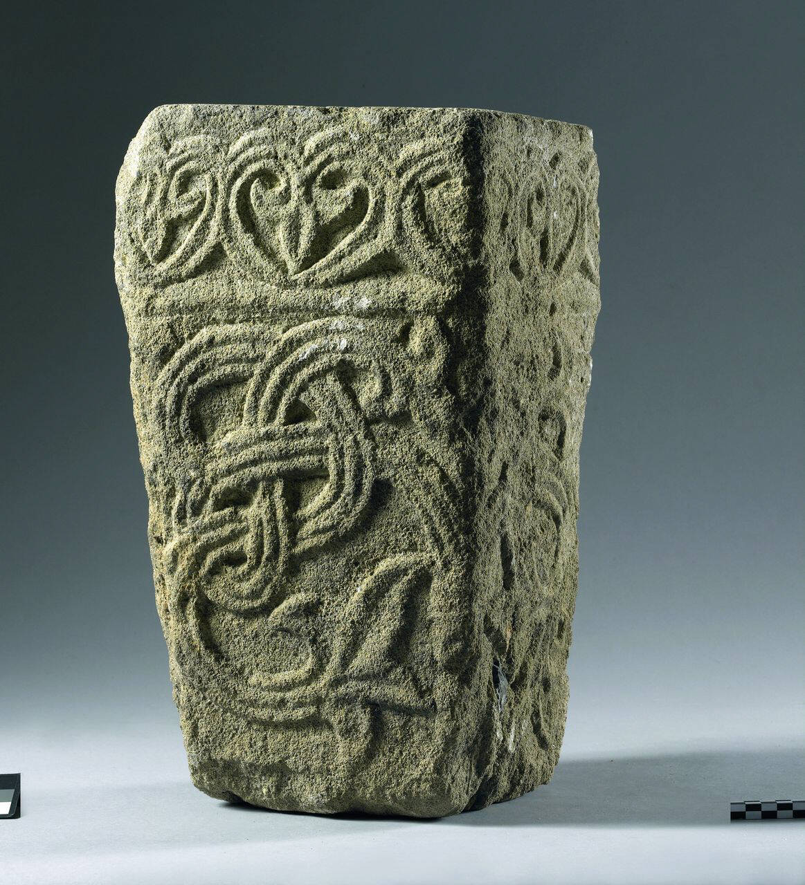 Capitello di semipilastro con intrecci di nastri triviminei, abaco con palmette (capitello di semipilastro) di Scultore - ambito lombardo (fine/ inizio sec. XI)