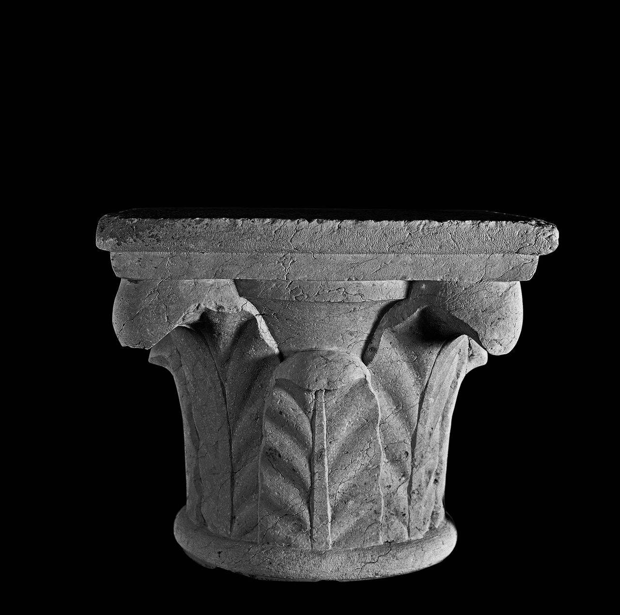 Capitello a un ordine di foglie d'acqua innervate (capitello) di Scultore - ambito lombardo (prima metà sec. XV)