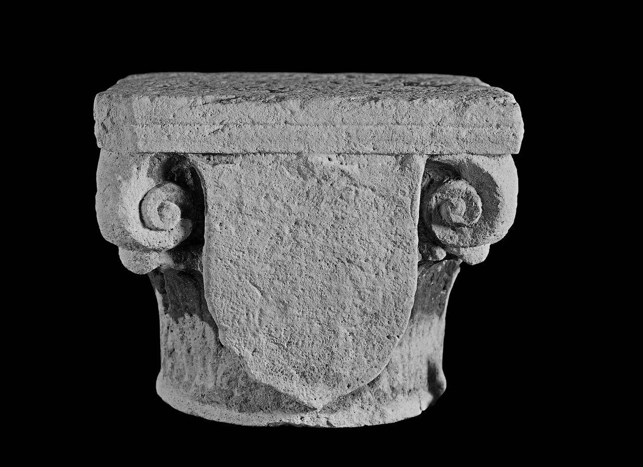 Capitello con foglie d'acanto e scudo a punta aniconico (capitello) di Scultore - ambito lombardo (seconda metà sec. XV)